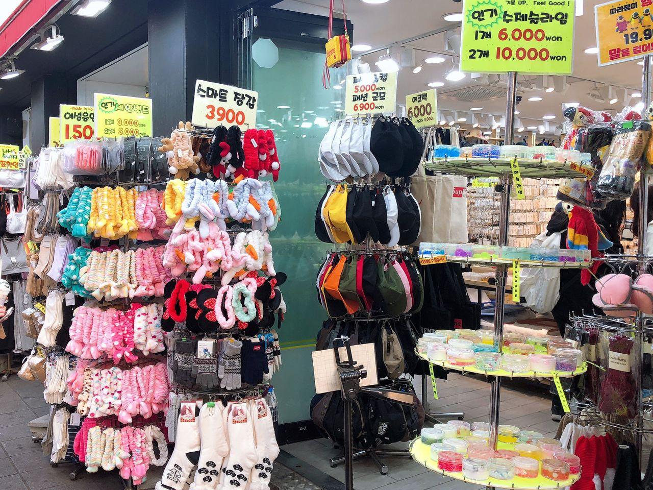 各种色泽的袜子，整齐排列在釜山西面购物商圈的展示柜上。